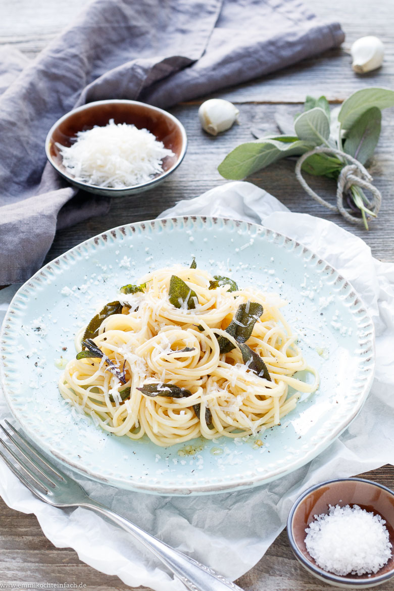 Spaghetti in Salbeibutter - www.emmikochteinfach.de