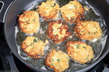 Chickpea patties with Möhren, and Feta