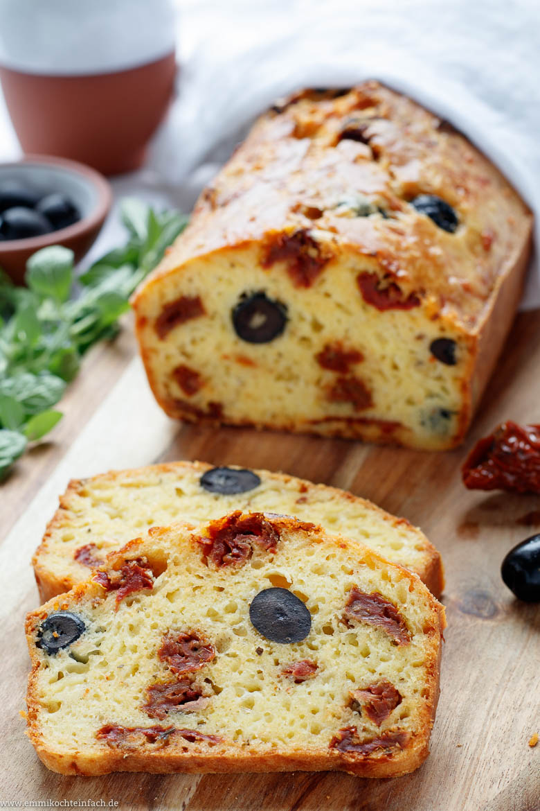 Herzhaftes Brot mit getrockneten Tomaten und Oliven - www.emmikochteinfach.de