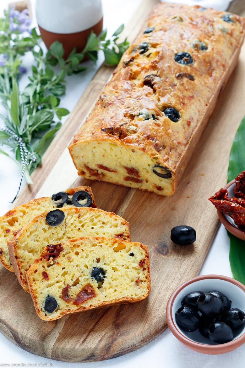 Herzhaftes Kastenbrot mit getrockneten Tomaten, Oliven und Mozzarella - www.emmikochteinfach.de